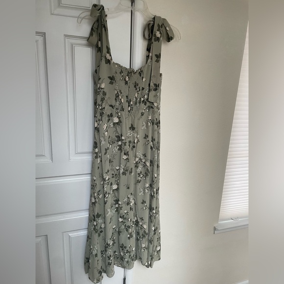 Reformation Floral Green twilight Dress. Size 8. - Picture 5 of 11